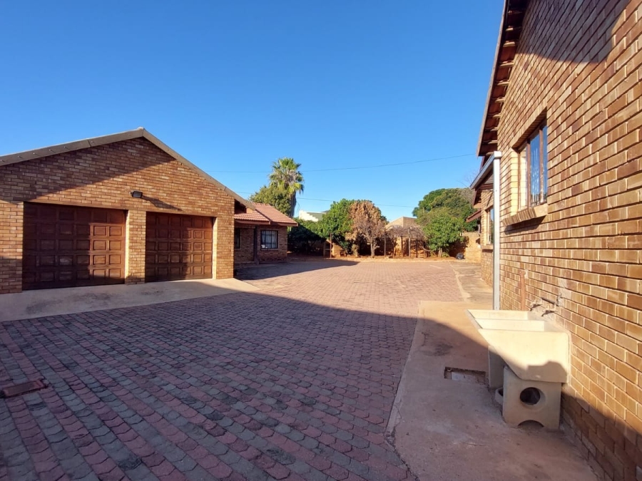 6 Bedroom Property for Sale in Flora Park Northern Cape